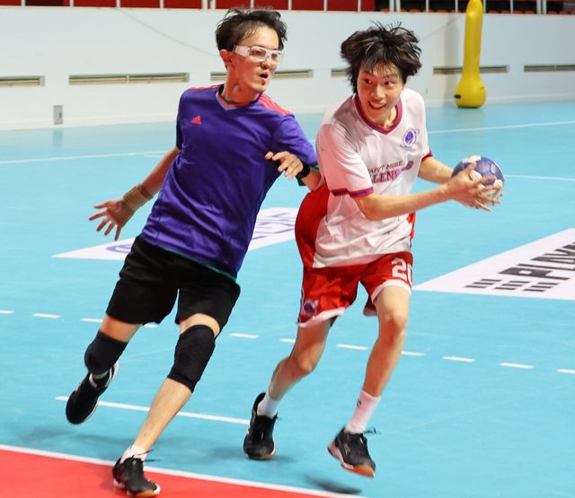 슈팅을 위해 돌파 시도하는 장면