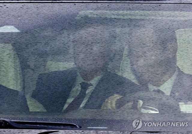 서울중앙지법 들어서는 윤석열 전 대통령