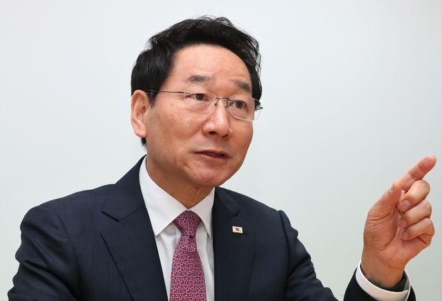 인터뷰하는 유정복 인천시장