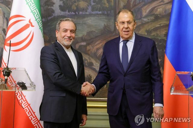 세르게이 라브로프 러시아 외무장관(우)과 압바스 아락치 이란 외무장관(좌)