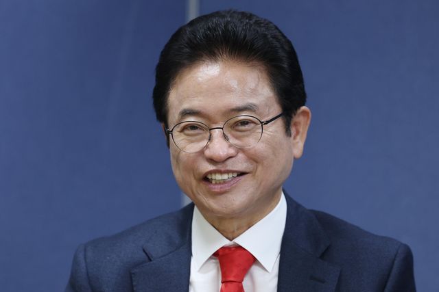 인터뷰하는 이철우 경북지사