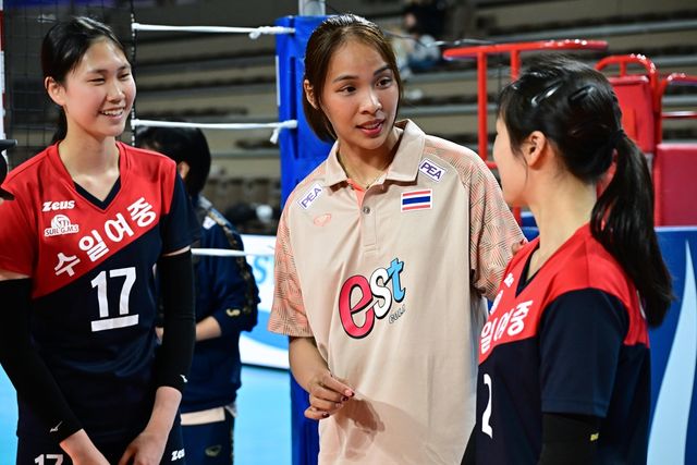 유소년 아카데미에 참여한 선수들과 대화하는 타나차(중앙)