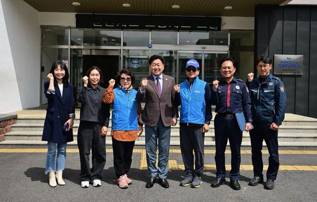 오영훈 제주지사와 김찬부·윤현숙 대원