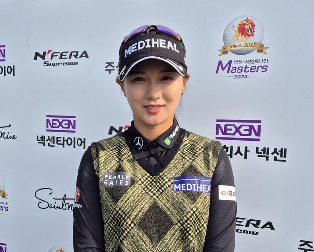 포즈 취하는 박현경