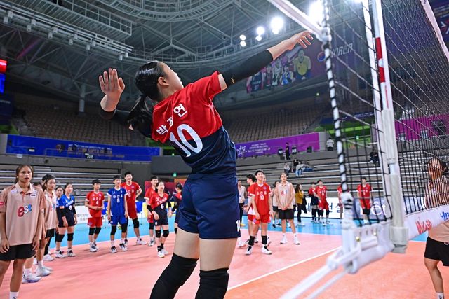 스파이크하는 수일여중 선수