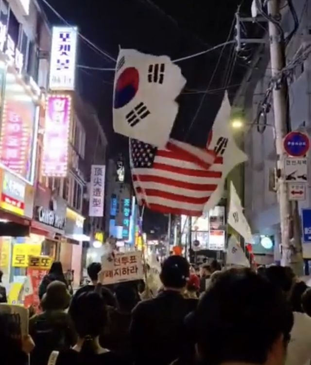 건대입구 인근 양꼬치거리를 행진하는 尹 지지단체 '자유대학'