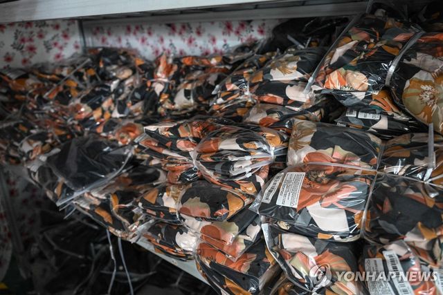 중국 광저우의 한 공장에 쌓여 있는 의류 제품들