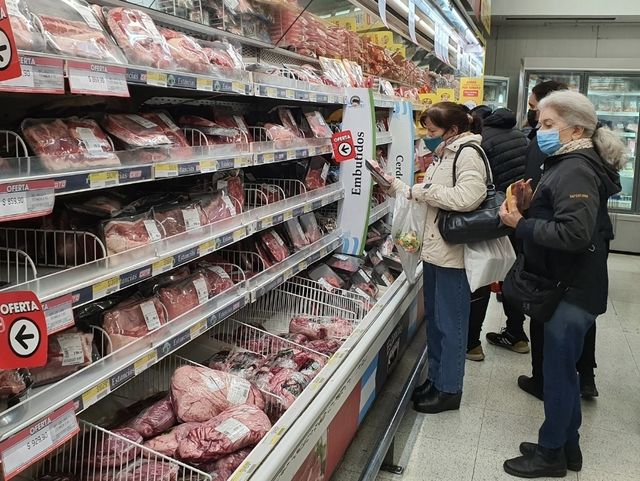 아르헨티나 마트에서 장을 보는 시민들