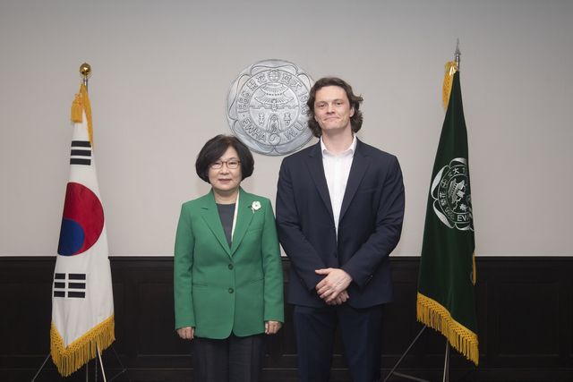 이화여대 이향숙 총장(왼쪽)과 아펜젤러 후손 매슈 셰필드 씨