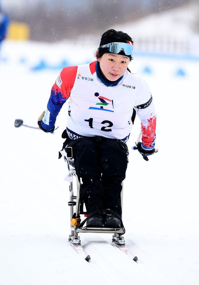 설원을 헤치는 김윤지