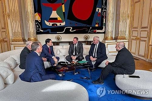 17일(현지시간) 파리 엘리제궁에서 회담중인 미-우크라 고위급 인사들.