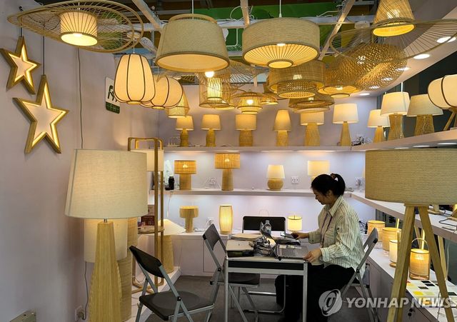 중국 '캔톤 페어'에 참가한 업체 부스 모습