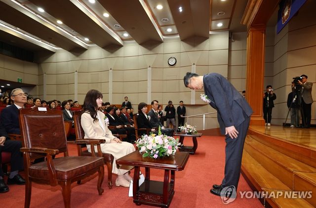 인사하는 문형배 헌재 소장 권한대행