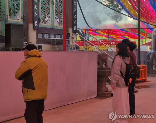 조계사를 찾은 젊은이들