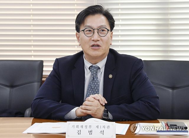 김범석 차관, 2025년 4월 일자리 전담반 회의 주재