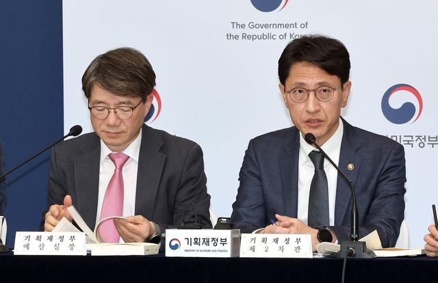 2025년 추경안 설명하는 김윤상 기재부 2차관, 왼쪽은 김동일 예산실장