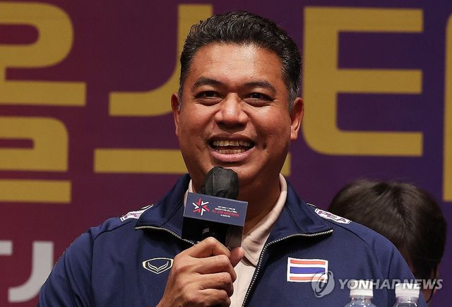 질문에 답하는 키아티퐁 감독