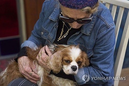 18개월 만에 극적으로 재회한 반려견 안은 라헬 단시그