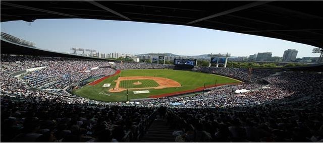 잠실야구장 홈경기 장면