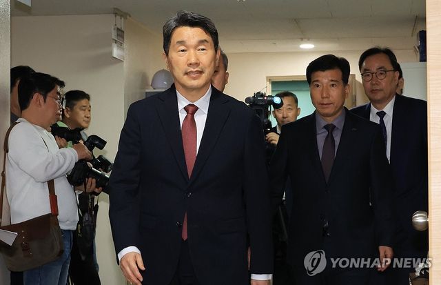 브리핑룸 들어서는 이주호 부총리