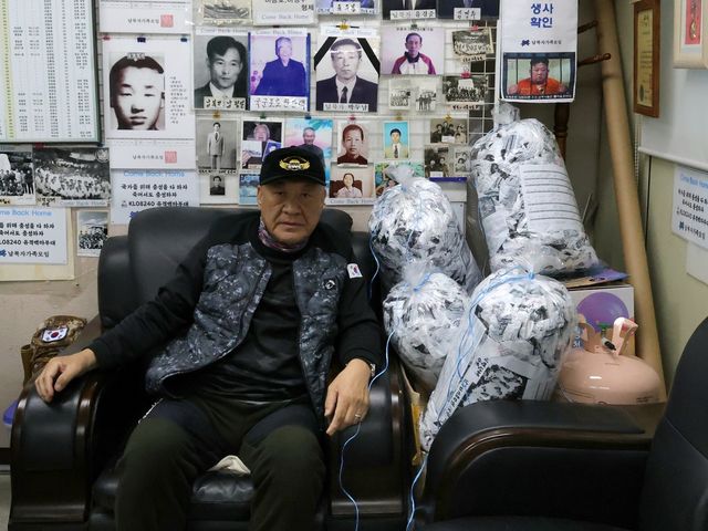 최성룡 납북자가족모임 대표와 대북전단