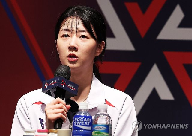 질문에 답하는 강소휘