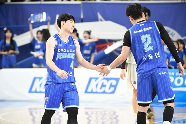 가스공사의 김낙현과 신승민