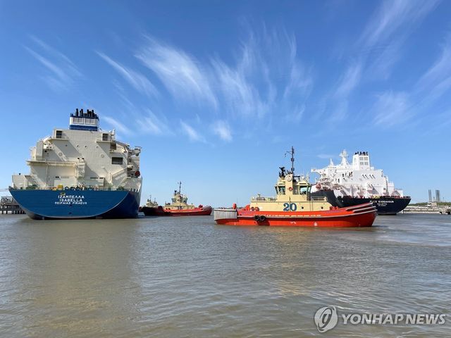 미국 루이지애나주의 LNG 수출 공장 인근에서 LNG선이 예인선의 안내를 받아 이동하는 모습. 기사 내용과 직접 관련 없음.