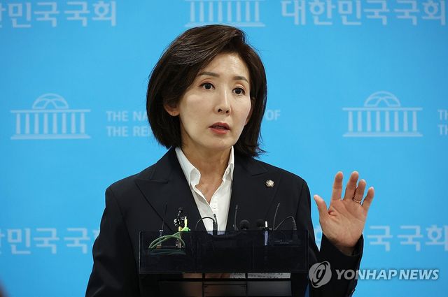 질문에 답변하는 나경원 의원