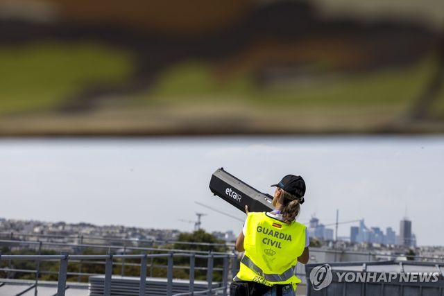 파리 올림픽 당시 콩코르드 광장에서 안티드론건을 든 채 주변을 살피는 보안요원