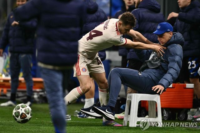 볼 보이를 밀치는 뮌헨 스타니시치.