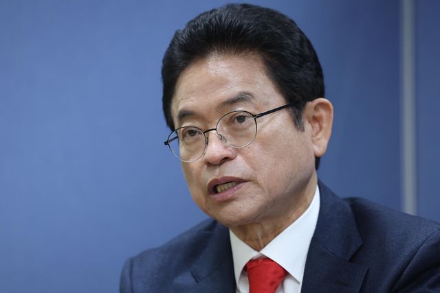 인터뷰하는 이철우 경북지사