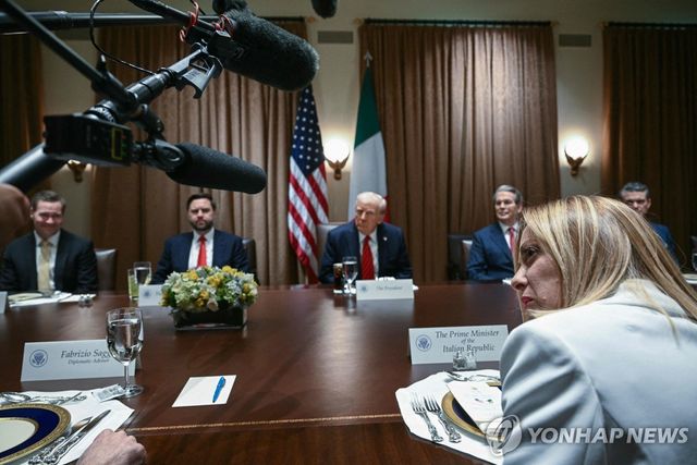 오찬하는 트럼프 미국 대통령과 멜로니 이탈리아 총리