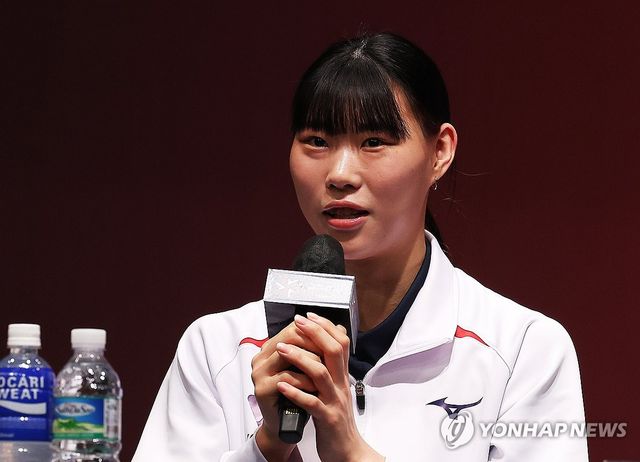 질문에 답하는 정윤주