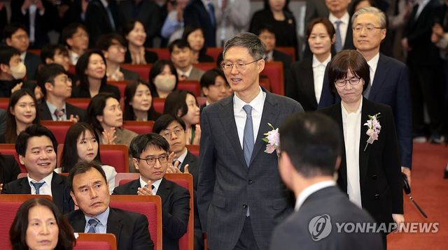퇴임식 입장하는 문형배-이미선 헌법재판관