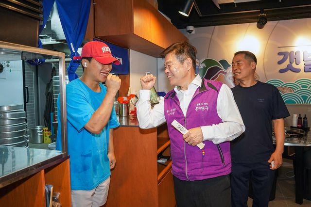 지역 상인 응원하는 이필형 동대문구청장