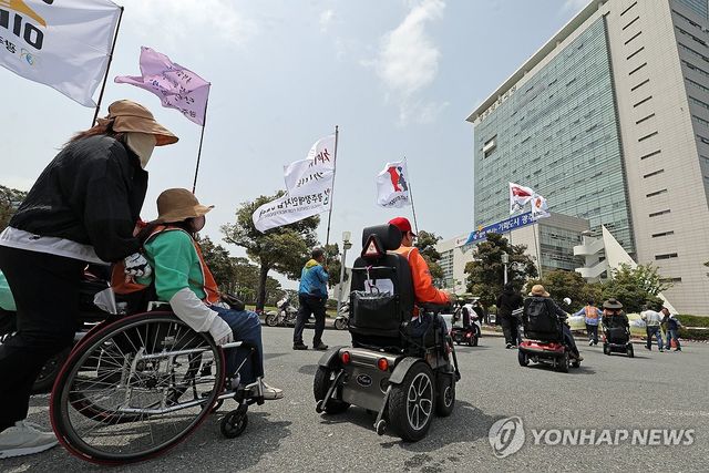 광주시청으로 향하는 장애인들