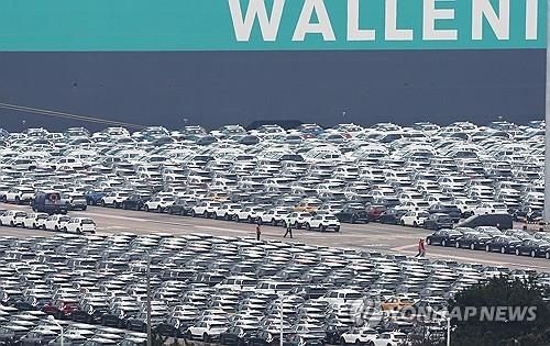 평택항에서 수출 기다리는 자동차