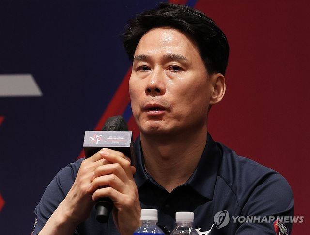 질문에 답하는 강성형 감독