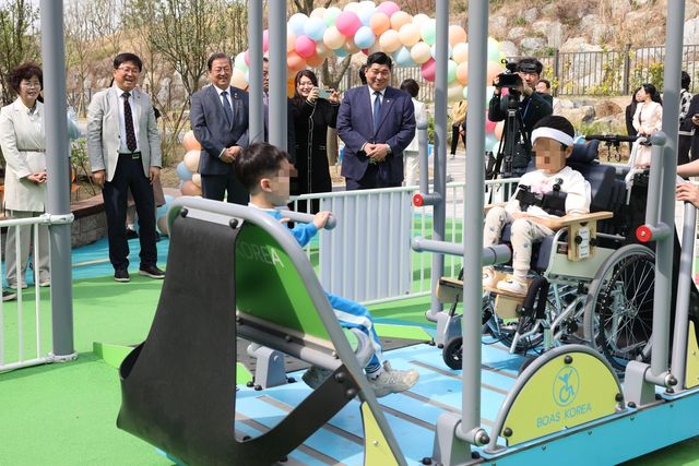 무장애 놀이터에 설치된 휠체어 그네