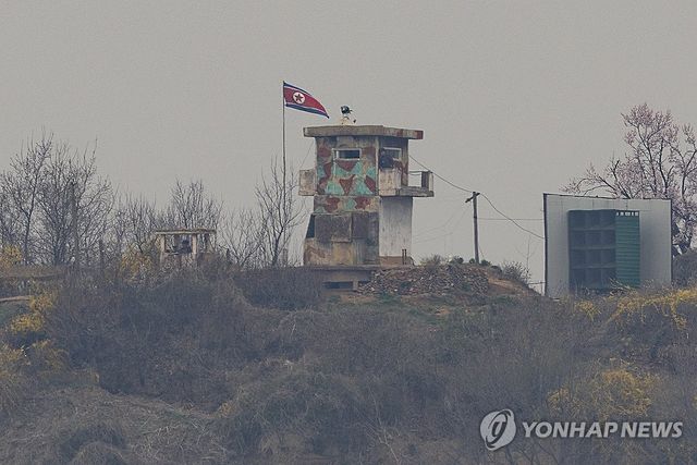 남측 바라보는 북한군