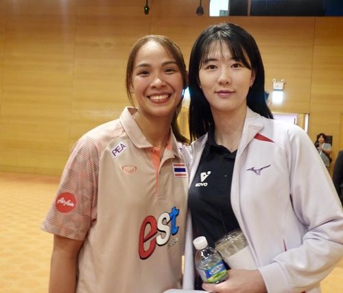 여자배구 올스타 슈퍼매치를 벌이는 강소휘(오른쪽)와 태국의 타나차