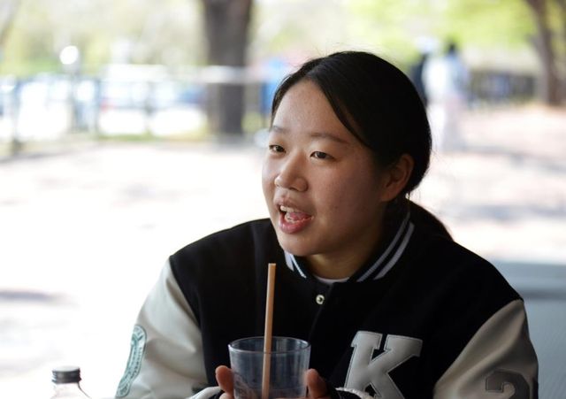 인터뷰하는 김윤지