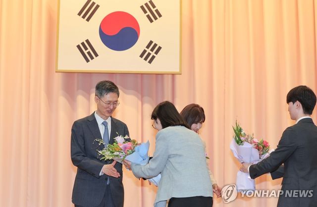 꽃다발 받는 문형배 헌재소장 권한대행