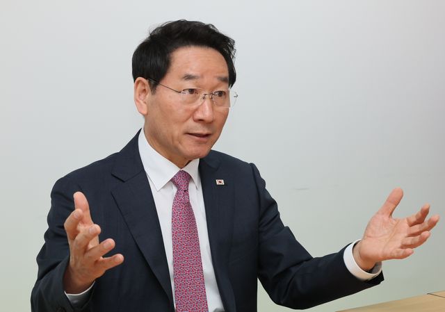 인터뷰하는 유정복 인천시장