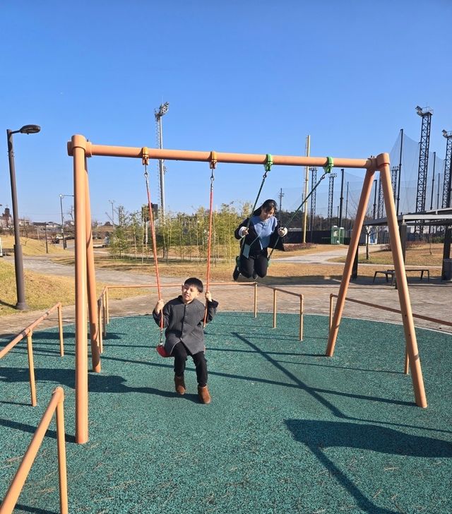 누나와 함께 그네를 타고 있는 이승원군(왼쪽)