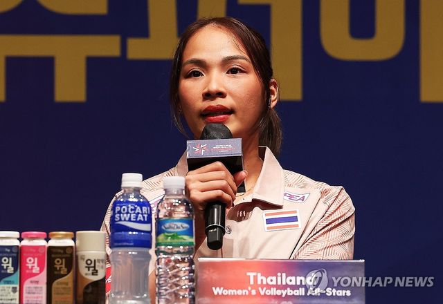 질문에 답하는 타나차