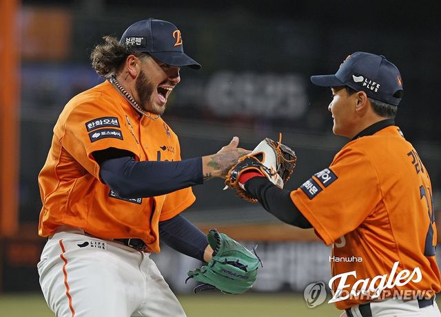 한화 폰세(왼쪽)