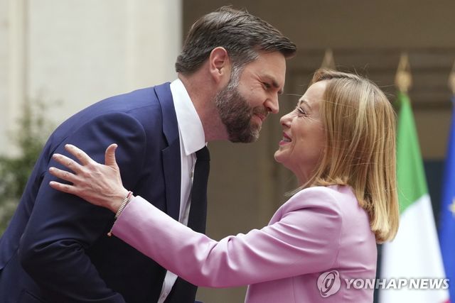 이탈리아 방문한 밴스
