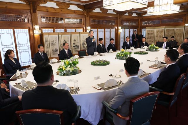 탄핵 시위 현장 경찰관과 오찬 간담회 하는 한덕수 대통령 권한대행 국무총리